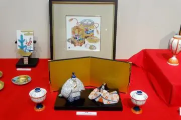 <p>คุณสามารถซื้อตุ๊กตาดินเผาฮินะในเมืองนี้</p>