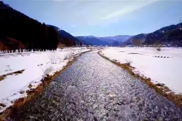 สายธารจากหิมะละลายของฤดูใบไม้ผลิ