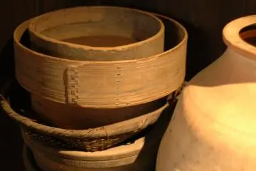 <p>เครื่องครัวเก่าๆ มีตั้งแต่ตะแกรง ตะกร้า และขวด</p>
