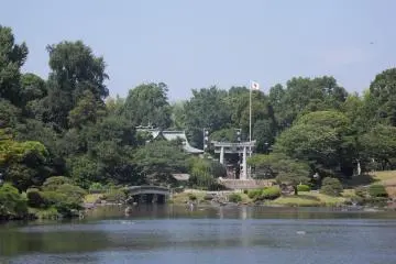 Le drapeau japonais flotte doucement avec la brise d'&eacute;t&eacute;