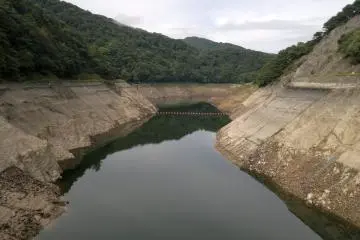 <p>The water level drops to less than 50 percent in fall.</p>