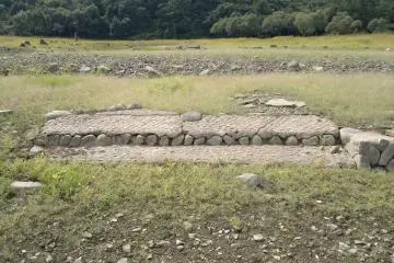 <p>An old entrance.</p>