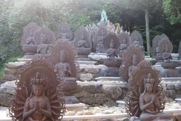 <p>รูปปั้นที่พระอุโบสถคอนโกฟุคุจิ</p>
