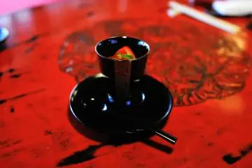 <p>Another dish (fruit)! The stylish black tableware has a feel of Western culture.</p>