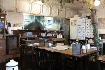 <p>From the seating area, you can see the pizza oven in the kitchen</p>