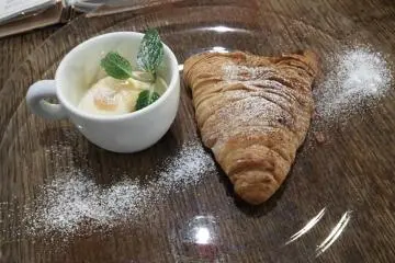 <p>Sfogliatella, a delicious, warm dessert made of layers of flaky pastry with a lemon filling.</p>
