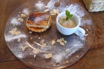 <p>Kumquat tart with camomile ice-cream</p>