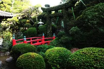 <p>The brilliant Third Bridge painted in vermilion makes a striking contrast with a moss-covered stone torii gate!</p>
