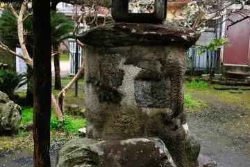 <p>'Ebisu Stone'; it is said that when you look at this stone and see Ebisu god smiles, you can smile better and you will become beautiful in body and soul</p>