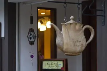 La façade d'un café le long du canal