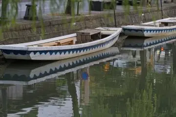Les bateaux sont colorés et parfois ont des dessins