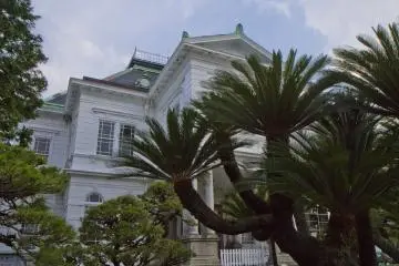 Ohana comprend un manoir ainsi qu'un musée, des restaurants, un hôtel, des boutiques et un jardin japonais
