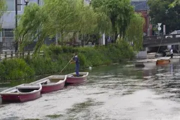 A la fin de la journée, les barques sont alignées