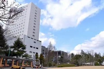<p>Hotel Fujita Fukui towering over Fukui City Central Park. The Emperor and Empress stayed in this hotel when they visited Fukui.</p>
