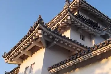 <p>Wings make the castle appear larger than it is</p>