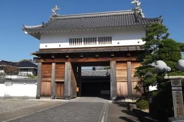 <p>The main gate to the castle grounds</p>