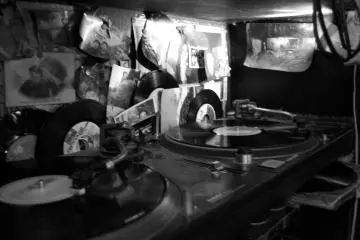 <p>Piringan vinyl di Rub A Dub</p>