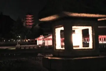 <p>The shore, lined with many beautiful lanterns</p>