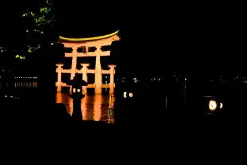 <p>The torii gate from a different angle, with some lanterns in the foreground</p>
