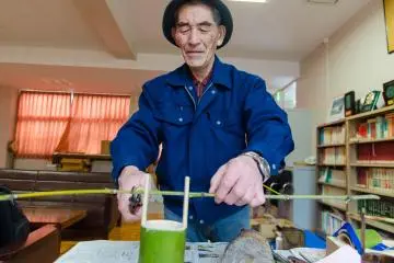 <p>Completing the handle</p>