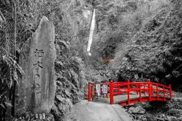 <p>A very distinctive red bridge leading to the falls</p>