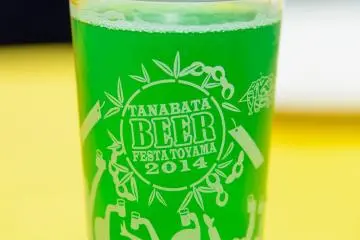 <p>A glass of fruit beer</p>