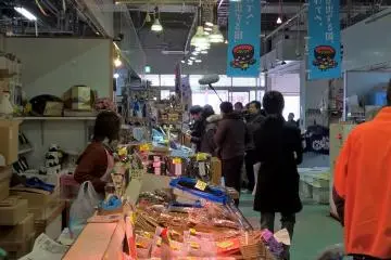 <p>L'int&eacute;rieur du march&eacute; de poissons</p>