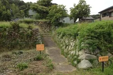 Castle like stone foundations behind the old inn. (Photo: PPF)