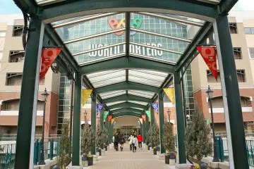 Yokohama World Porters offers six floors of food, fashion and entertainment! &nbsp;