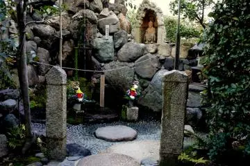 <p>Small waterfall in a corner</p>