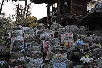 <p>A crowd of apron-wearing o-jizo</p>