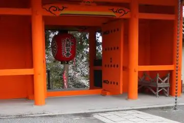 โคมไฟที่แขวนอยู่ตรงประตูสีแดง