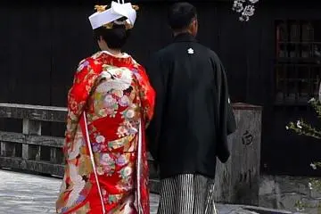 <p>A wedding couple posing for photos in Gion</p>