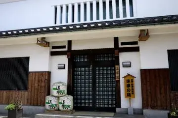 오래된 사케 가게의 인상적인 입구