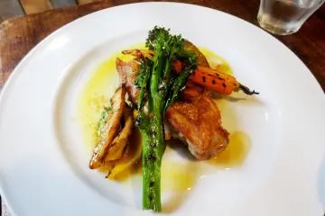 <p>Tasty chicken with fresh vegetables</p>