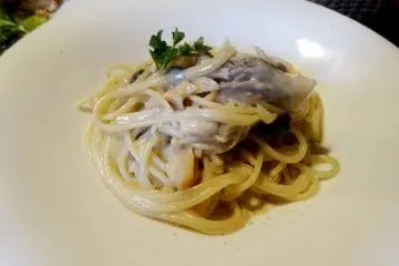 <p>A "fusion" pasta of scallops and cream sauce</p>