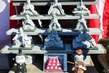 <p>Another stone carver has made what is probably the heaviest hina doll display in Japan. Impressive!</p>