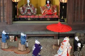 <p>These traditional hina dolls are being visited by a collection of kimono-clad foxes in a wedding procession!</p>