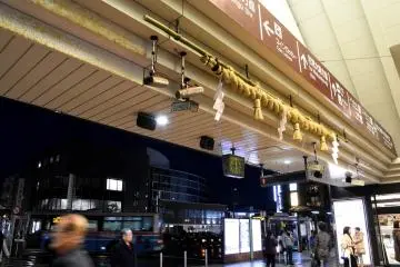 와! JR 가마쿠라 역의 건물에는 사당에서 보는 것처럼 성스러운 짚줄기가 걸려있다! (동쪽 입구/출구에서)