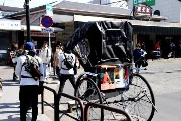 JR 가마쿠라 역 앞에서 손님을 기다리는 인력거를 보면 일본에서 가장 유명한 관광지 중 한 곳이라는 생각이 든다!