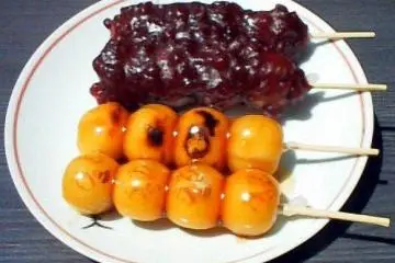<p>ขนมดังโงะ</p>