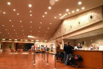 호텔 카운터에서 외국인 손님들이 체크인 중이었다