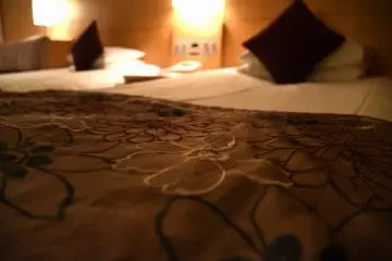 로맨틱한 밤을 위해 이쁜 꽃 장식이 침대위에 뿌려져 있다!