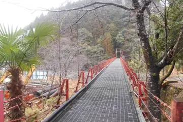 <p>Pont rouge &agrave; proximit&eacute; du chemin Kohechi</p>