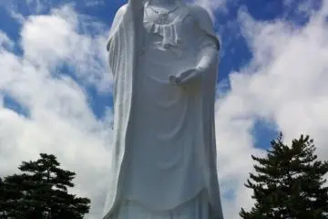 El Daikannon de Sendai se erige hacia el cielo