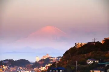 I woke up at six o'clock in the morning, opened the curtains of my window, and guess what I found? A pink Mt. Fuji saying 'Good morning' to me!