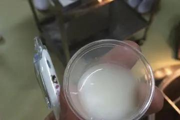 <p>Go&ucirc;ter le sak&eacute; pendant la fermentation et avant la filtration. C'est tr&egrave;s sucr&eacute; et p&eacute;tillant.</p>