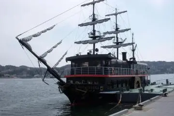 <p>ล่องเรือชมอ่าวด้วยเรือแบล็คชิปจำลอง</p>