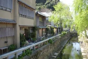<p>ร้านค้าและบ้านบนถนนเพอร์รี่</p>