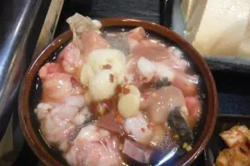 <p>ตามด้วยเครื่องในหมู รอให้สุกได้ที่ก่อนแล้วค่อยตักมากิน</p>